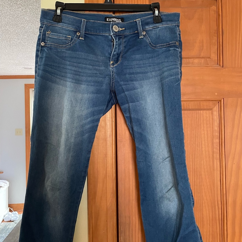 Express low rise capri Jean  Size 8 SUPER SOFT